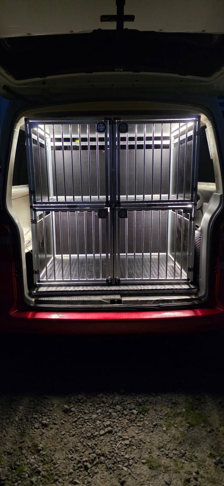 Piętrowa klatka MATEOBOX z oświetleniem LED w bagażniku busa nocą