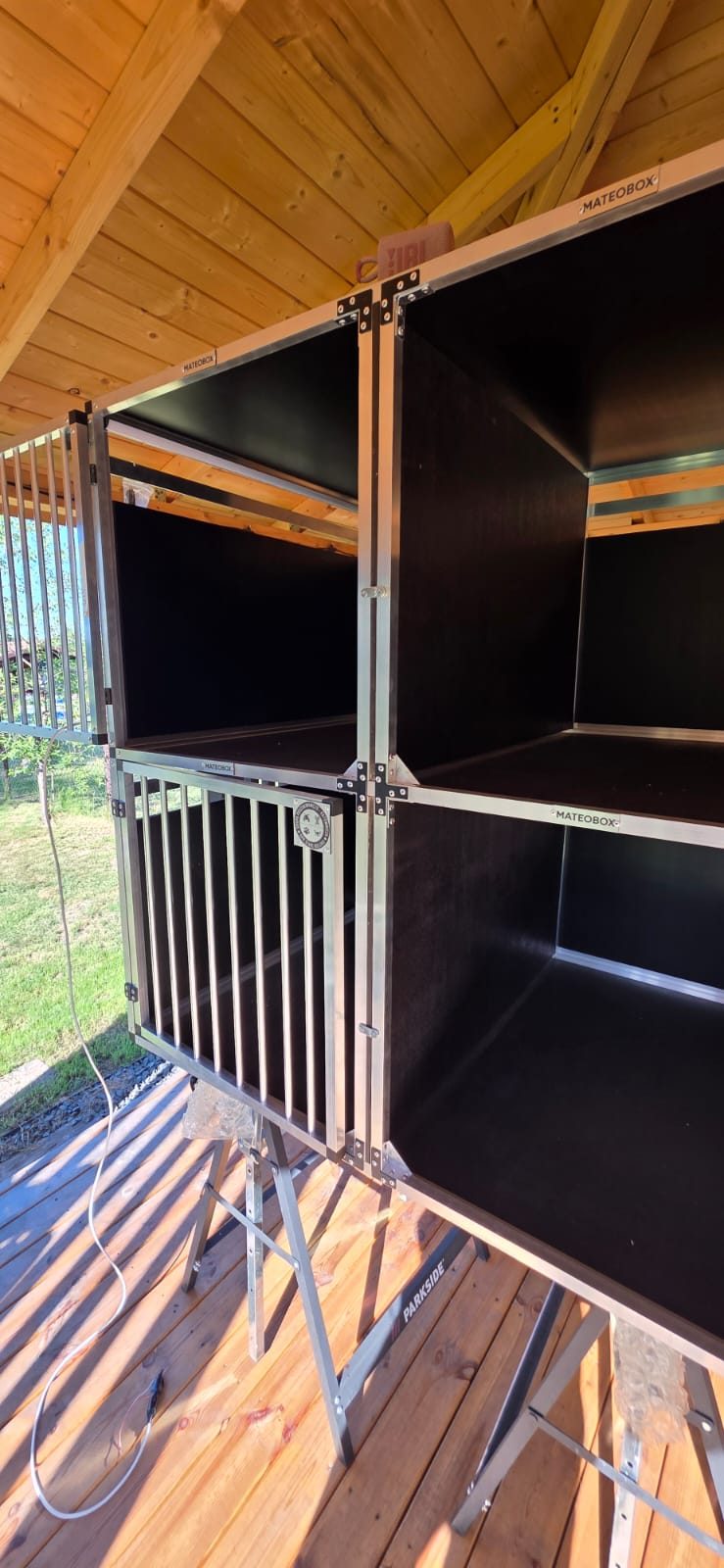 Klatka piętrowa MATEOBOX w trakcie montażu w warsztacie