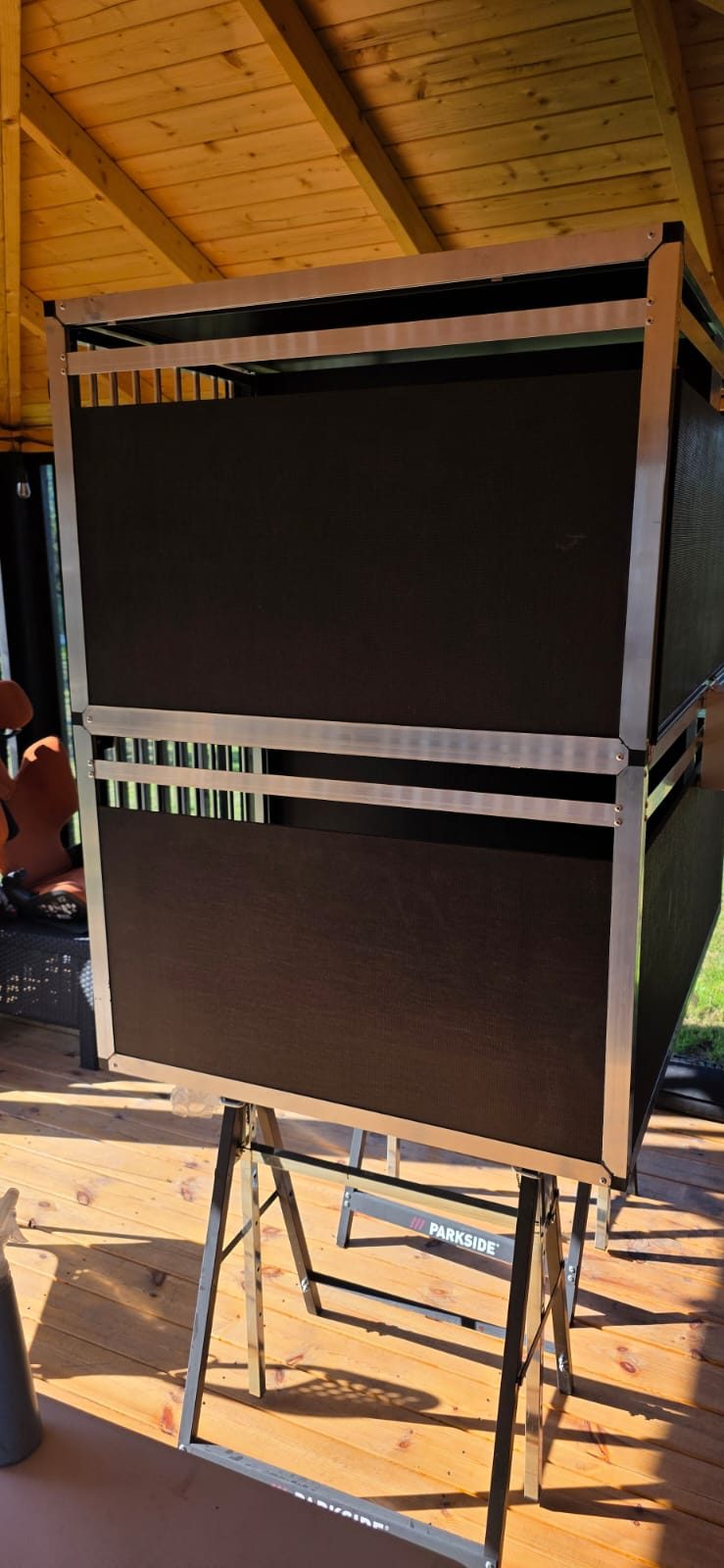 Boczny panel piętrowej klatki MATEOBOX z aluminiowymi profilami