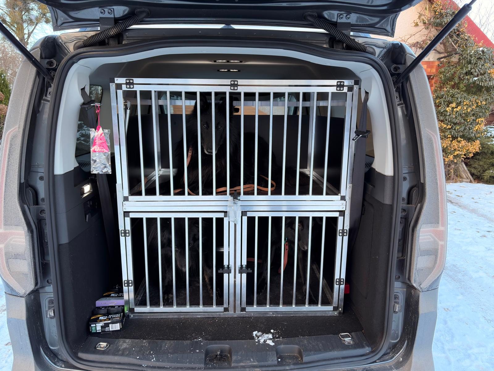 Duża zabudowa MATEOBOX dla trzech psów w bagażniku SUV